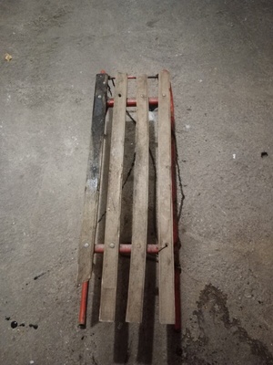 Elbląg Sprzedam sanki uszkodzone z czasów PRL. Stan widoczny na zdjęciach. Do wymiany jedną listewka, do przykręcenia