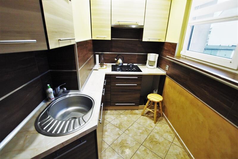 Elbląg 2-pokojowe mieszkanie, z wyposażeniem w sprzęty AGD, w centrum miasta przy ul. Kosynierów Gdyńskich, parter