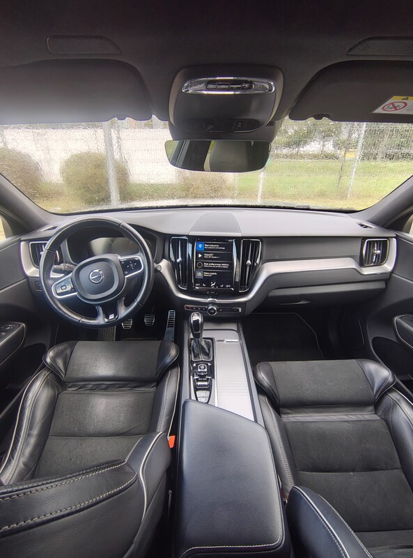 Elbląg Sprzedam Volvo XC60 II generacji z 2018 roku w wersji R-Design. Kolor szarym metalik. Wersja R-Design z