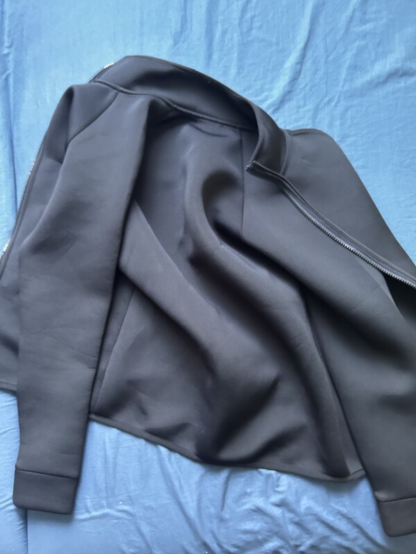 Elbląg Sprzedam bluzy:
Czerwona bluza - Rozmiar: 164 - cena 10zł
Czarna bluza - Rozmiar: 152 - cena 15zł
bluzy są