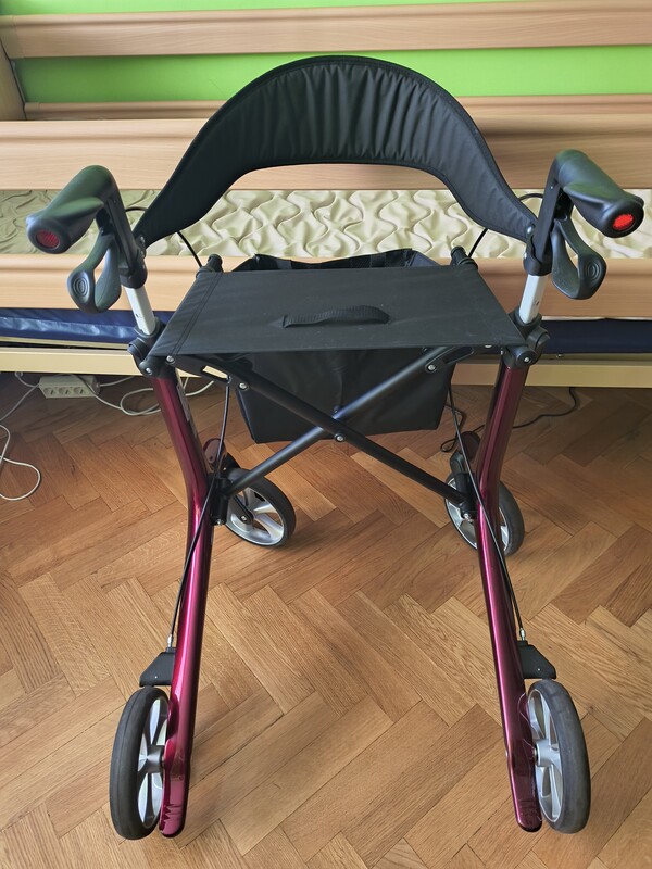 Elbląg Sprzedam łóżko rehabilitacyjne wraz z materacem. Łózko elektryczne, zakupione w styczniu tego roku, na gwarancji.