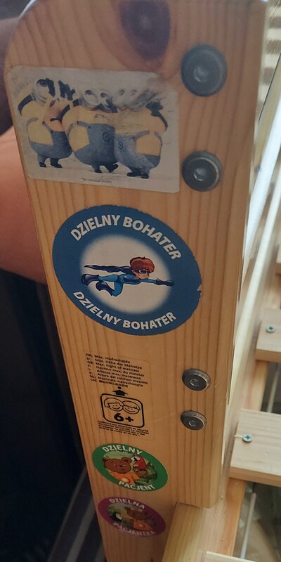 Elbląg Łóżko RANDRES z drewna sosnowego z zasłonką i materacem 200x90x14cm
PIERWSZE zdjęcie poglądowe ( takie zdjęcie