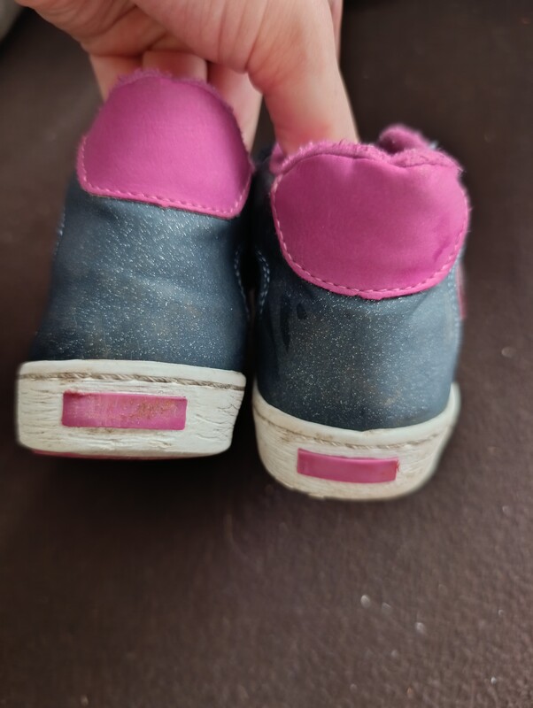 Elbląg Sprzedam buty dla dziewczynki rozmiar 25.Jesienne oraz śniegowce. Stan bardzo dobry. Cena za jedną pare 15zl.