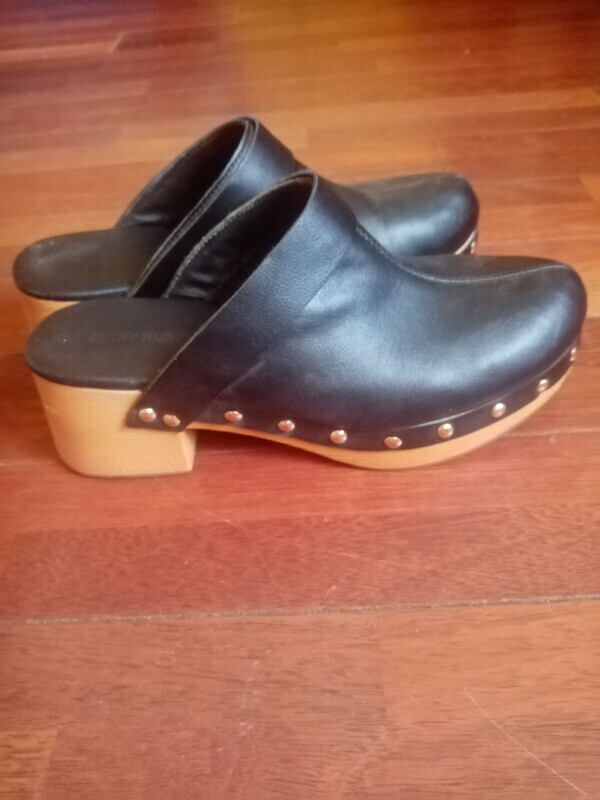 Elbląg Sprzedam. 
Japonki używane kilka razy ((rozmiar 38 lub 39)
Pantofle założone tylko raz (rozmiar 40). 
Klapki