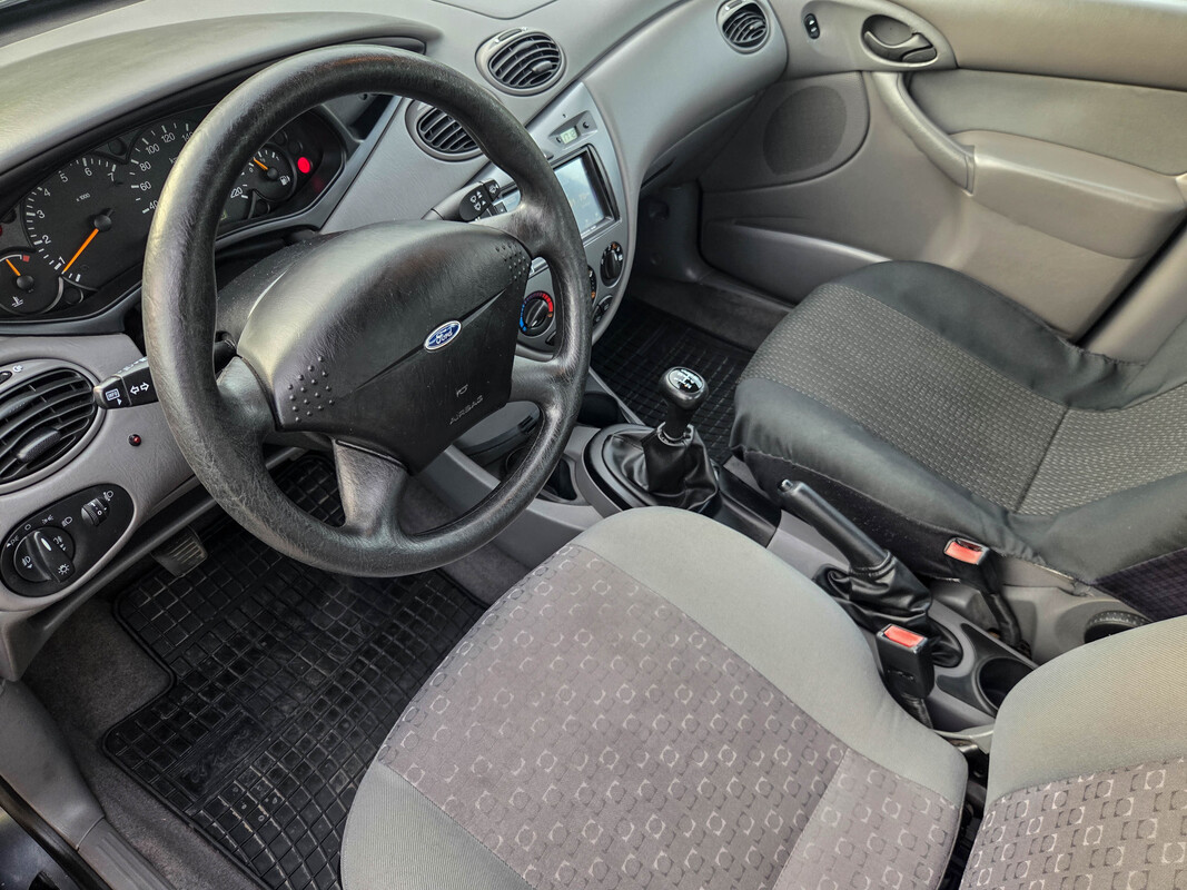 Elbląg Oferuję do sprzedaży auto Ford Focus z 2002 roku – klasyczny sedan z niezawodnym silnikiem benzynowym 1.8
