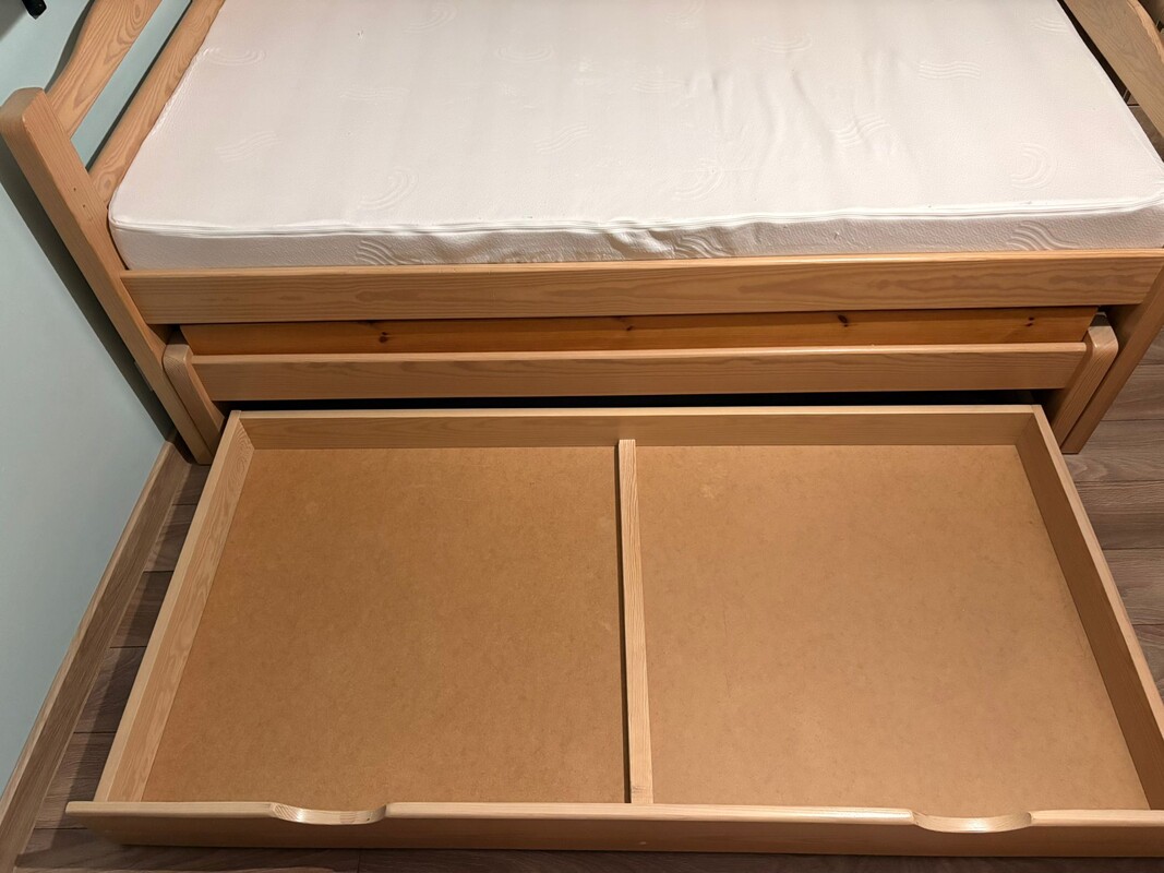 Elbląg Sprzedam łóżko młodzieżowe 2 osobowe rozsuwane. Stan bardzo dobry, sosnowe. 2 materace. Górny 180/90.Dół