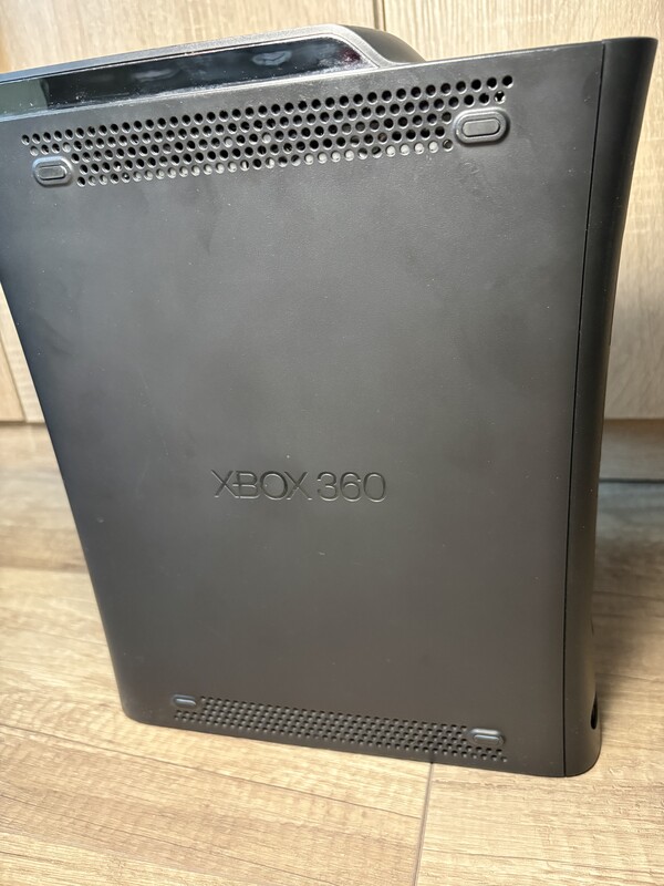 Elbląg Konsola Xbox 360 Sprzedam w pełni sprawną konsolę Xbox 360 w bardzo dobrym stanie, w zestawie z kablami i