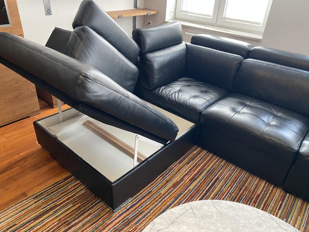 Elbląg Skórzany narożnik, czarny, w bardzo dobrym stanie. Wygodny i elegancki zestaw do salonu lub biura. Cena
