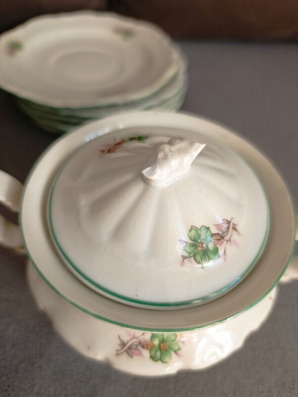 Elbląg Sprzedam zestaw kawowy Wałbrzych. Dzbanek, 5 talerzyków, 6 filiżanek oraz cukiernica. Stan bardzo dobry jedynie