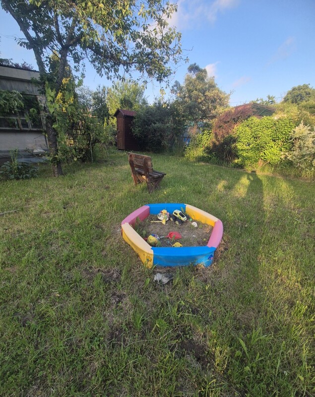 Elbląg Działka Skowronek przy ul. Okrężnej, ogrodzona 321m2,prąd i woda. Wyposażenie: lodówka, folia 2-letnia,