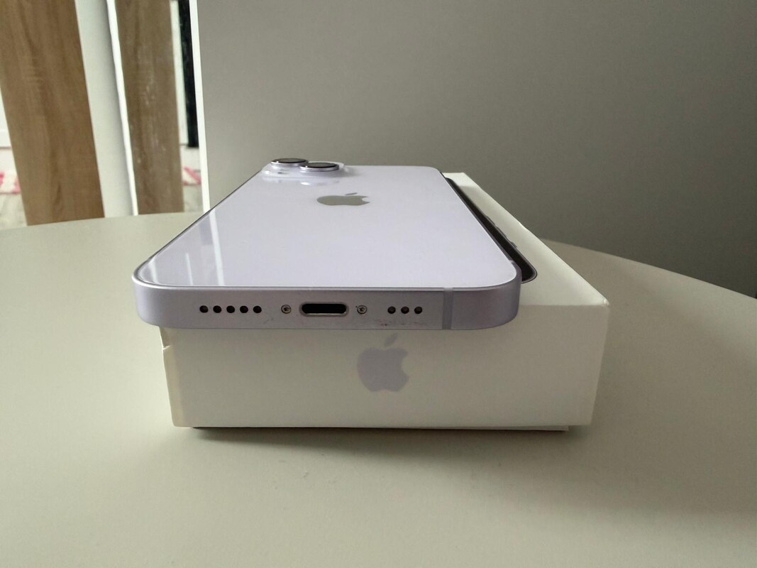 Elbląg Sprzedam iPhone 14,128G w stanie idealnym, jedynie w prawym górnym rogu delikatne zadrapanie (widoczne na