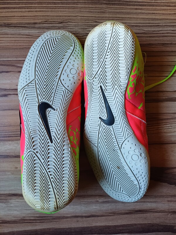 Elbląg Nike 40 halówki do odświeżenia, zadrapanie widoczne na zdjęciu