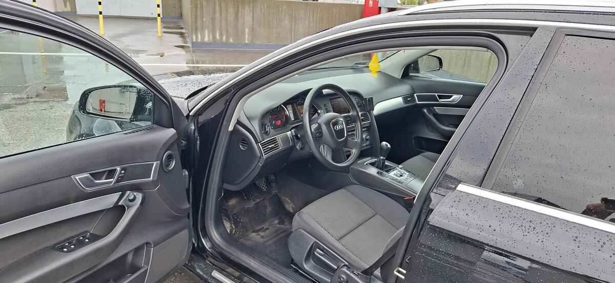 Elbląg Audi A6 C6 2006rok, 2.0 TDI 140koni. Przebieg 379tys km Samochód zadbany, w moim posiadaniu 8 lat. 2 komplety