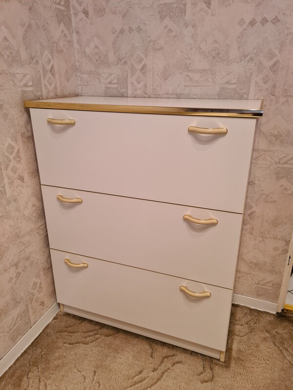 Elbląg Sprzedam używany zestaw sypialniany: Łóżko (skrzynia + materac na ramie) o wymiarach 210 cm x 144,5 cm,