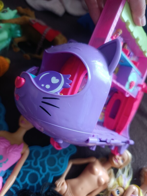 Elbląg Sprzedam zestaw lalek barbie i w typie. Dodatkowo koniki i samolot Polly pocket w stanie jak na zdjęciach. Cena