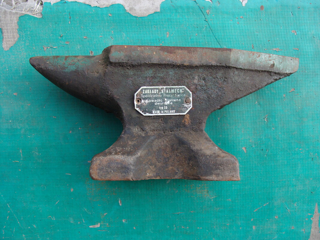 Elbląg Sprzedam kowadło staliwne, 25 kg, używane w bardzo dobrym stanie. długość-41,5 cm. szerokość-9 cm. wysokość18,5