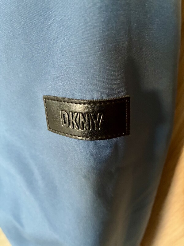 Elbląg Kurtka damska zimowa DKNY.
Stan b. dobry, rozm. XL/XXL (16).
Kolor niebieski. Kaptur ocieplany i regulowany,