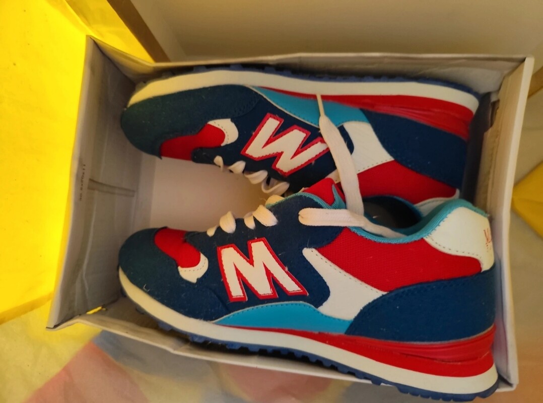 Elbląg Sprzedam buty nowe i używane Buty beżowe Lacoste rozmiar 39 cena 60 zł buty czerwone rozmiar 39 cena 60 zł buty