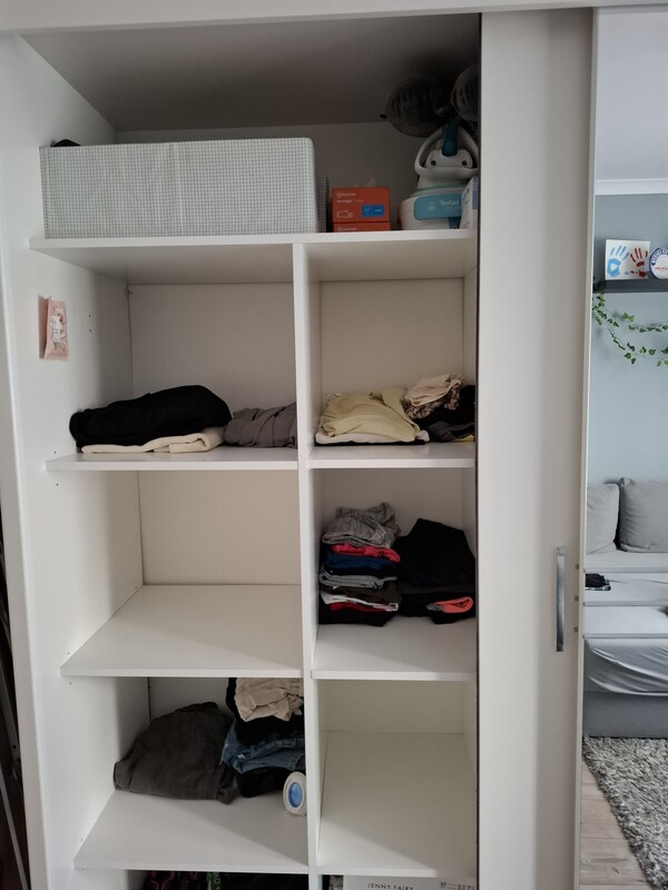 Elbląg Nowoczesna, biała szafa z kolekcji Agata Meble. Posiada dwie przesuwne drzwi, które zapewniają wygodny dostęp