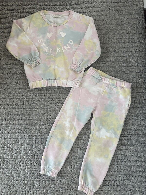 Elbląg Dresiki dla dziewczynki od 1 do 5latek. Bardzo dobre firmy Newbie, Kids Love, Zara... Dresiki są używane