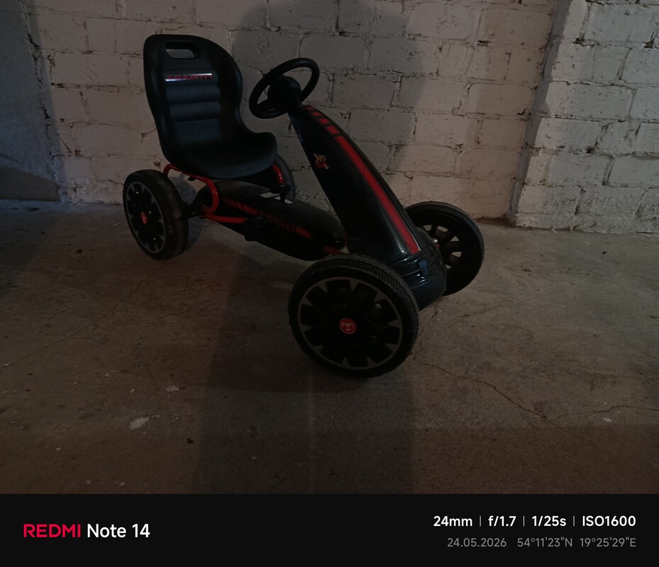 Elbląg Gokart abarth na pedały czarny W gokarcie zastosowano duże koła o średnicy 30