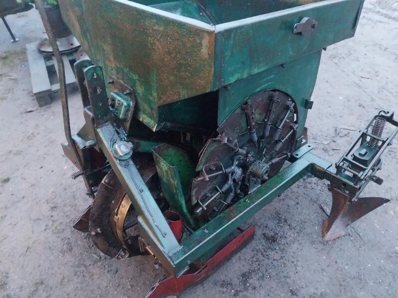 Elbląg Sprzedam:
1) talerzówka Kverneland 380 szer. , robocza, cena 2600 zł;
2) wał daszkowy szer 3m, średnica 60cm,