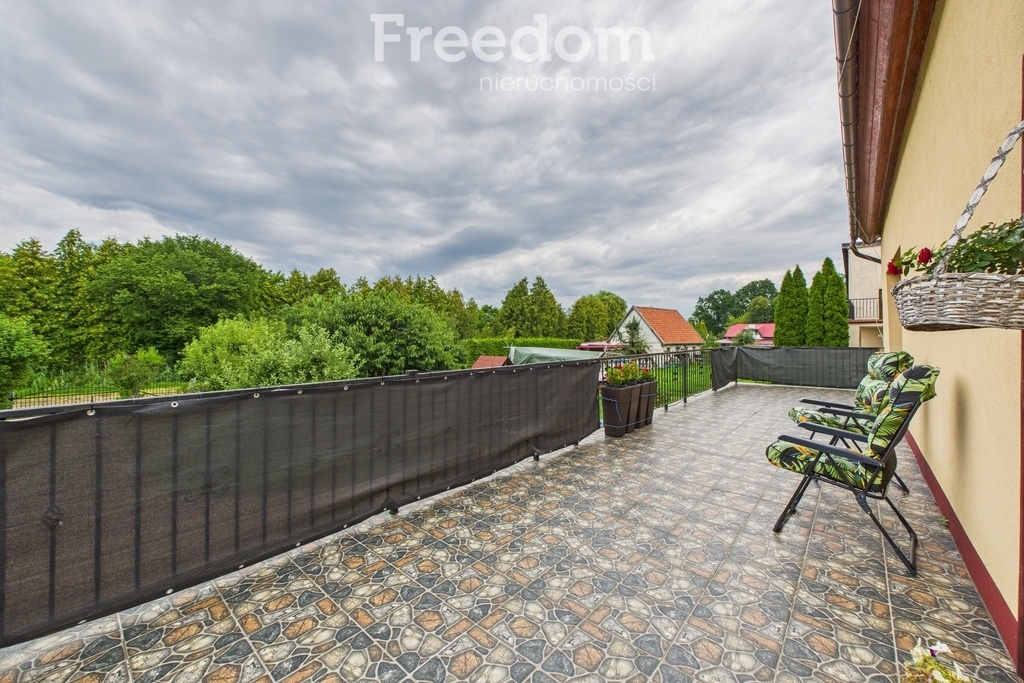 Elbląg FREEDOM NIERUCHOMOŚCISprzedam dom - Frombork, Elbląska. LokalizacjaDom usytuowany jest w cichej, spokojnej