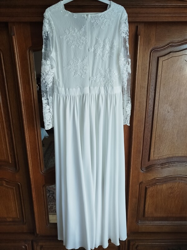 Elbląg Sprzedam 2 białe suknie ślubne, krótsza na ramiączkach firmy JJ, S House półdługa ( raz założona), rozmiar