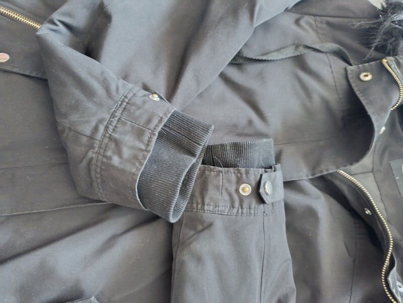 Elbląg Sprzedam czarną kurtkę damska na zimę. Stan dobry. Do wyprania. Rozmiar L kontakt sms