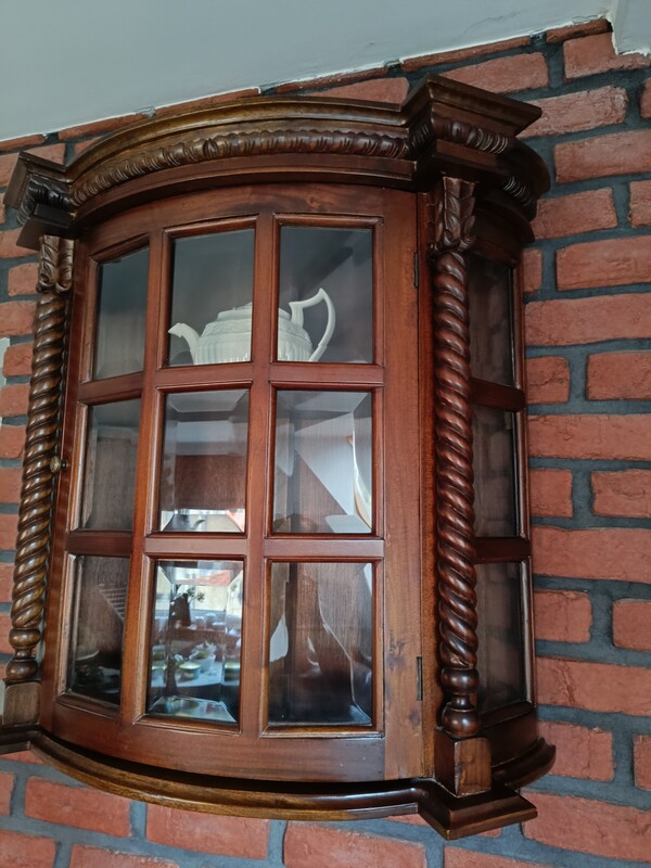 Elbląg Sprzedam witrynkę wiszącą w stylu kolonialnym, kolor orzech, wymiary wys. 69cm x szer. 68cm. Odbiór w Elblągu.
