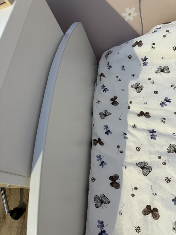 Elbląg Mam do sprzedania łóżko dziecięce, dwustronne, z szufladą na pościel. Szuflada przekłada się na prawa i lewą