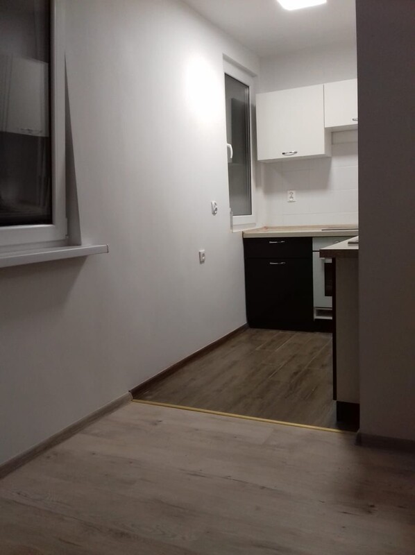 Elbląg Wynajmę kawalerkę w pełni wyposażoną na ul. Lubranieckiej. Wynajem 1350 plus opłaty 500 zł.