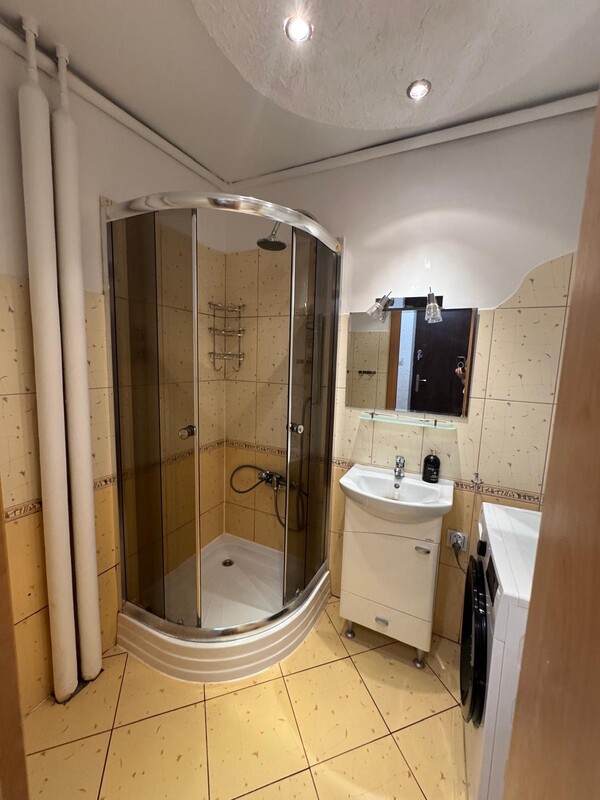 Elbląg Oferuję wynajem 2 pokoje plus balkon - jasne cieplutkie mieszkanie o powierzchni 34 m².
W Elblągu przy ul.