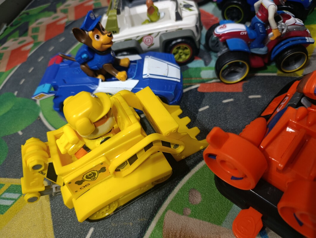 Elbląg Sprzedam zestaw Psi patrol. BRAK PATROLOWCA i ŁODZI PODWODNEJzestaw piesków z autami. Cena za całość. Wszystko