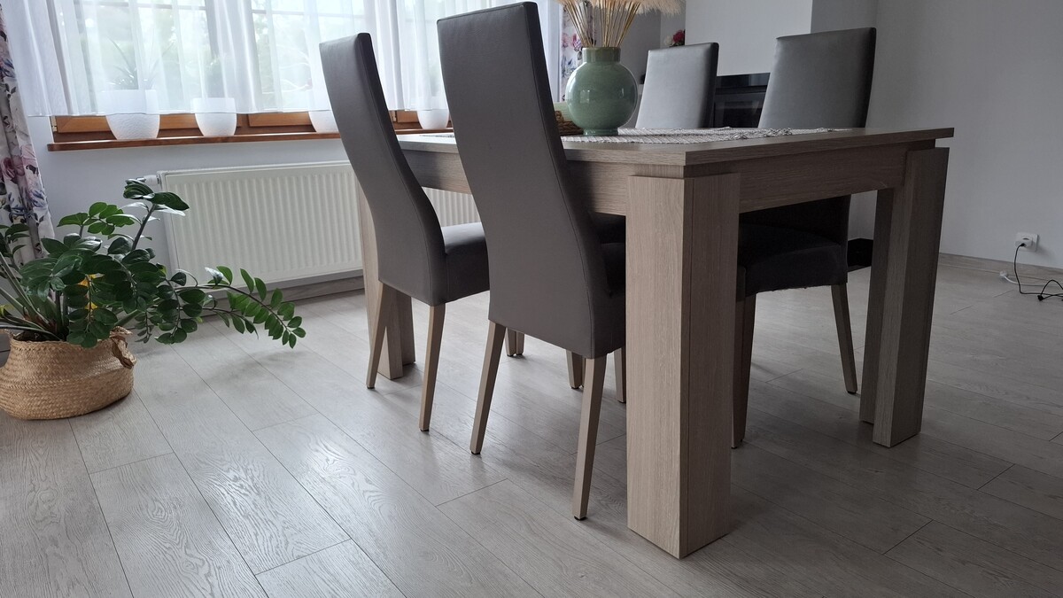 Elbląg Sprzedam stół rozkładany, z czterema krzesłami w stanie idealnym. Wym. Wysokość 77cm, szerokość 90cm, długość