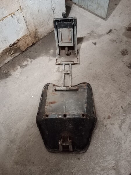 Elbląg Sprzedam siedzenie od traktora z czasów PRL. Stan widoczny na zdjęciach. Siedzenie do traktora waga 15,5 kg,