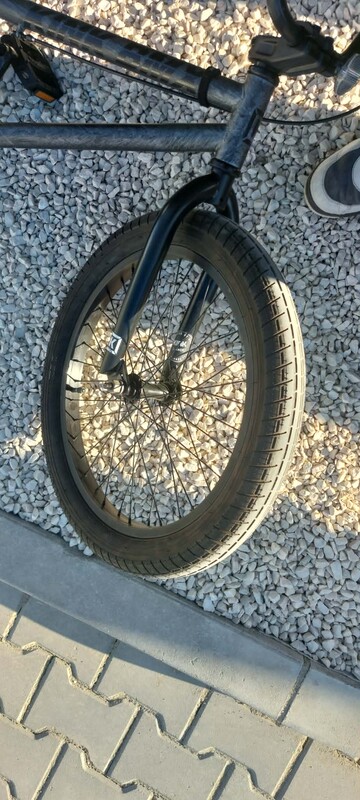 Elbląg Sprzedam rower BMX Kink Curb z 2022 roku w kolorze Matte Brushed Silver. Rower w bardzo dobrym stanie, gotowy do