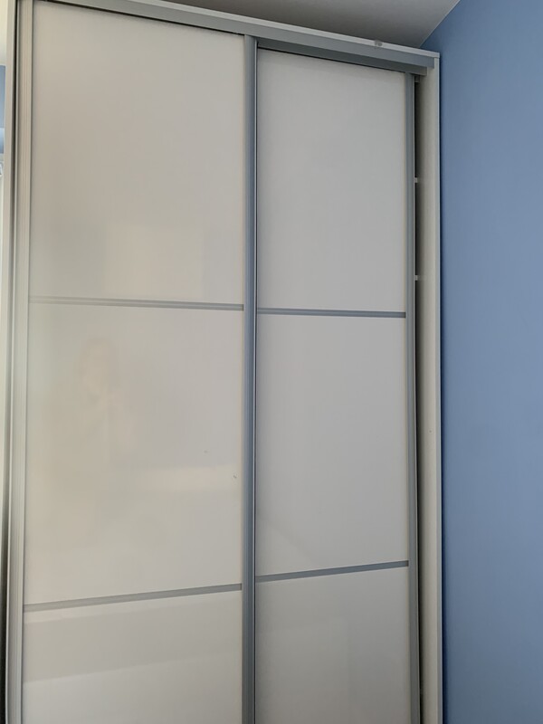 Elbląg Sprzedam meble pokojowe:
-ciemnozielony fotel Ikea 150 zł
-łóżko sosnowe jednoosobowe 200 zł
- biurko