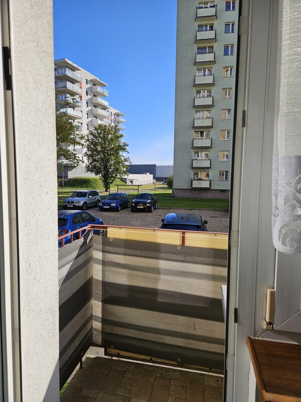 Elbląg Na sprzedaż – jasne i przytulne mieszkanie 2-pokojowe z balkonem na parterze.