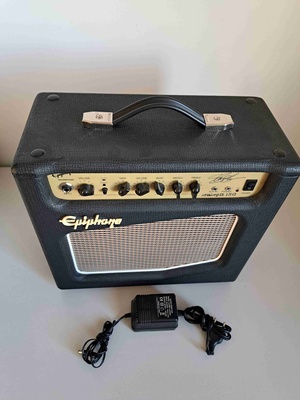 Elbląg Wzmacniacz / Combo gitarowe - Epiphone Snakepit 15G. 
Wzmacniacz gitarowy typu combo o mocy 15W, przeznaczony