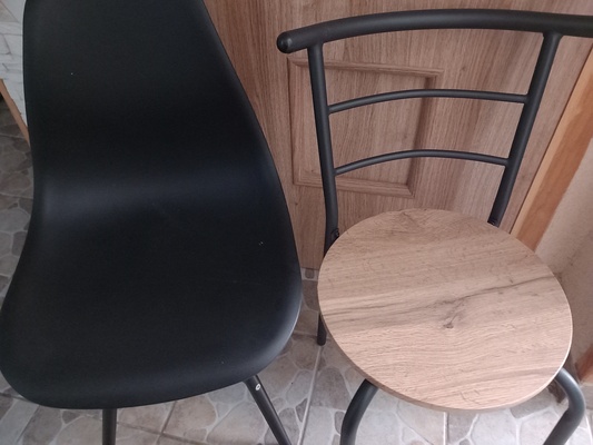 Elbląg Sprzedam krzesła czarne 2 szt cena za szt 40 z i krzesła brązowe 2 szt cena za szt 30z