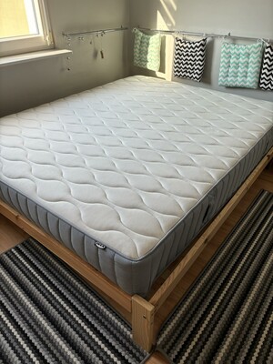 Elbląg Sprzedam łóżko sosnowe rozmiar 160x200 z materacem zakupionym w IKEA wysokość materaca 26cm. Stan bardzo dobry,