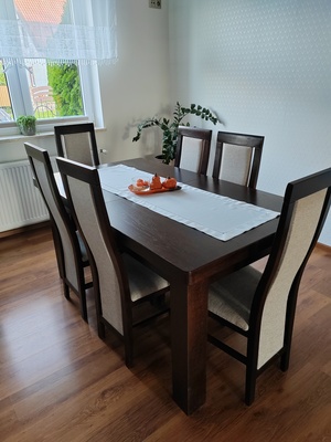 Elbląg Stół rozkładany 160/90  z 6     krzesłami. Stół posiada 2 wkładki 40 cm, dzięki nim może mieć długość 200 lub