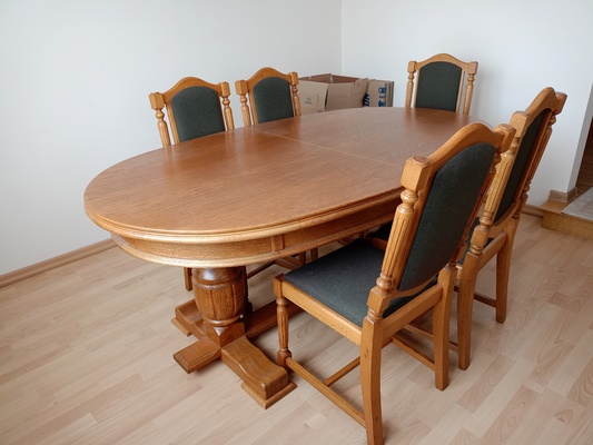 Elbląg Sprzedam rozkładany stół z czterema krzesłami stan dobry cena do negocjacji.