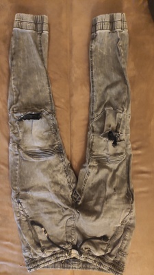 Elbląg Spodnie marki Cropp Denim, rozmiar 30-32.
Stan: dobry. 
Spodnie mają widoczne przetarcia i dziury, szczególnie