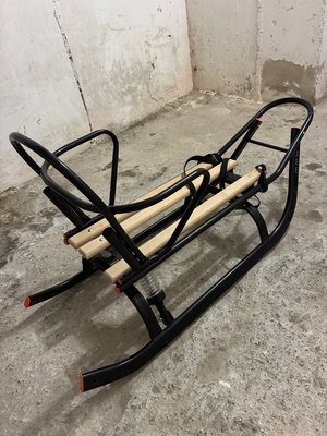 Elbląg Sprzedam metalowe sanki znanej  firmy JEE w bardzo dobrej kondycji, mało używane. Jedna wadą jest brak jednej