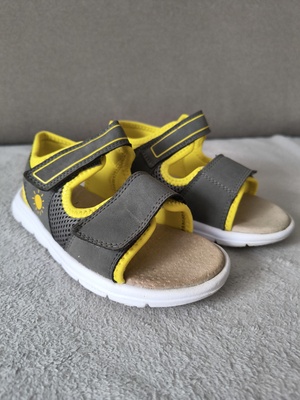 Elbląg Sprzedam sandałki chłopięce marki Lupilu w rozmiarze 29,długość wewnątrz 19cm. Buciki są w świetnym stanie,