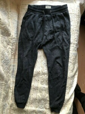 Elbląg Sprzedam spodnie dresowe Cedar Wood State rozmiar XS. Kolor czarny melanż. Spodnie noszone, lecz zadbane,