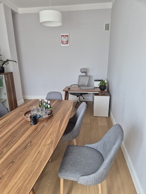 Elbląg Sprzedam stół (rozmiar 200 cmx100 cm), biurko, komodę - widoczne na zdjęciach. Wykonane z płyty mdf, kolor