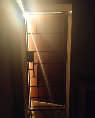 Elbląg Krata do piwnicy, jako dodatkowe zabezpieczenie drzwi, wzmocniona z ościeżnicą, zamykana na klucz. Wymiar kraty